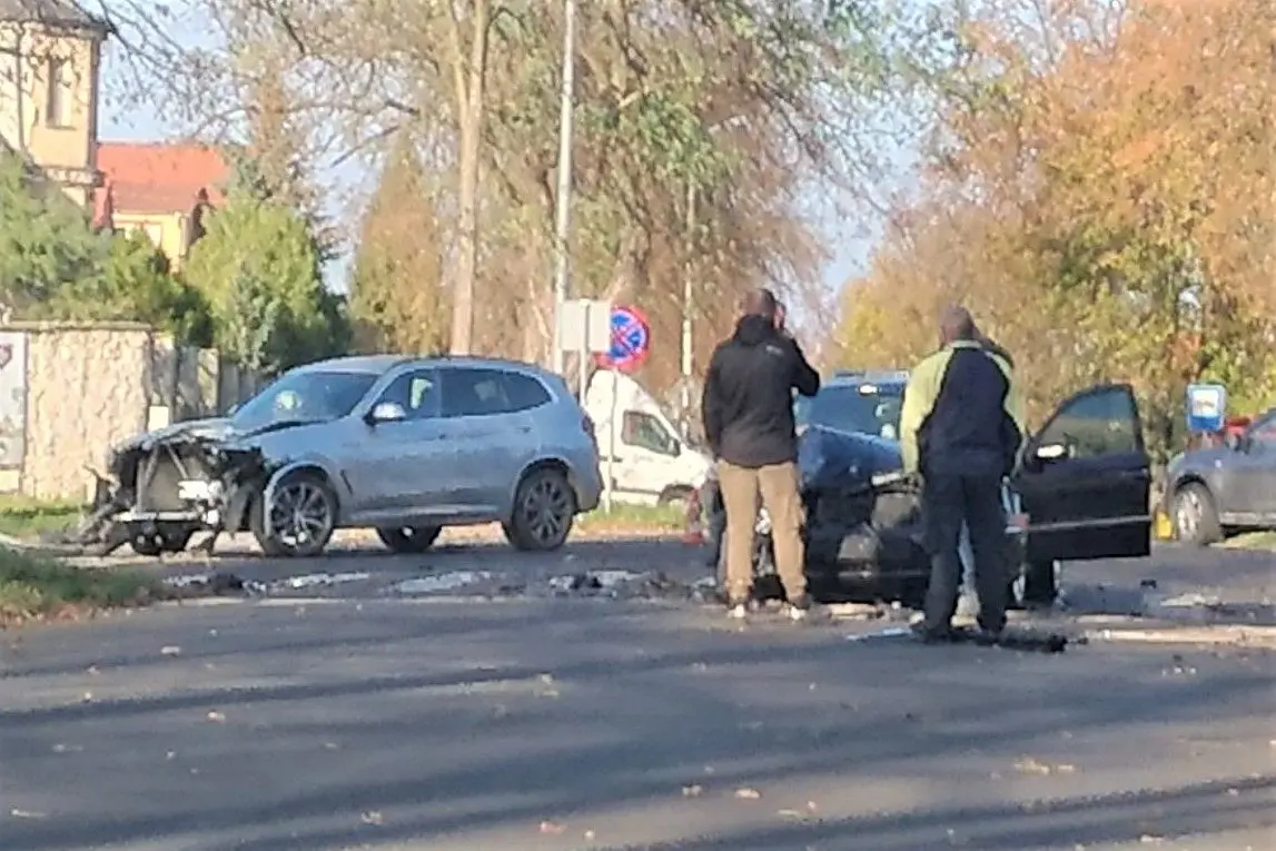 Zderzenie dwóch aut na skrzyżowaniu alei Wojska Polskiego z ul. Żeromskiego