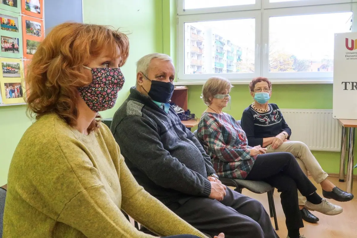 Słuchacze Uniwersytetu Trzeciego Wieku podarowali obrazy szpitalowi powiatowemu
