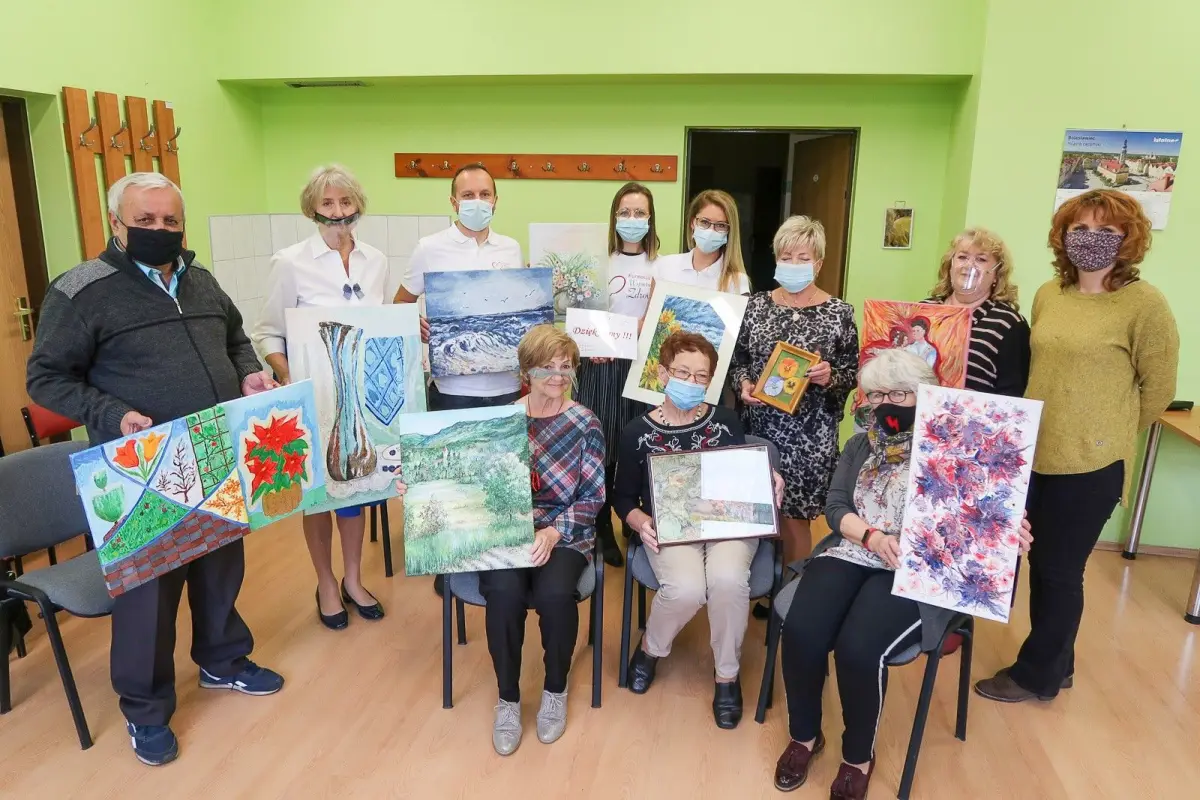 Słuchacze Uniwersytetu Trzeciego Wieku podarowali obrazy szpitalowi powiatowemu