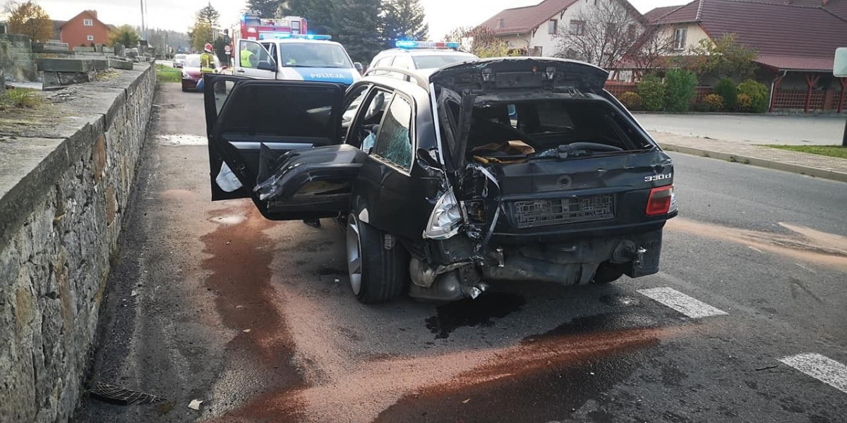 Zderzył się z ogrodzeniem i bramą cmentarza w Warcie Bolesławieckiej