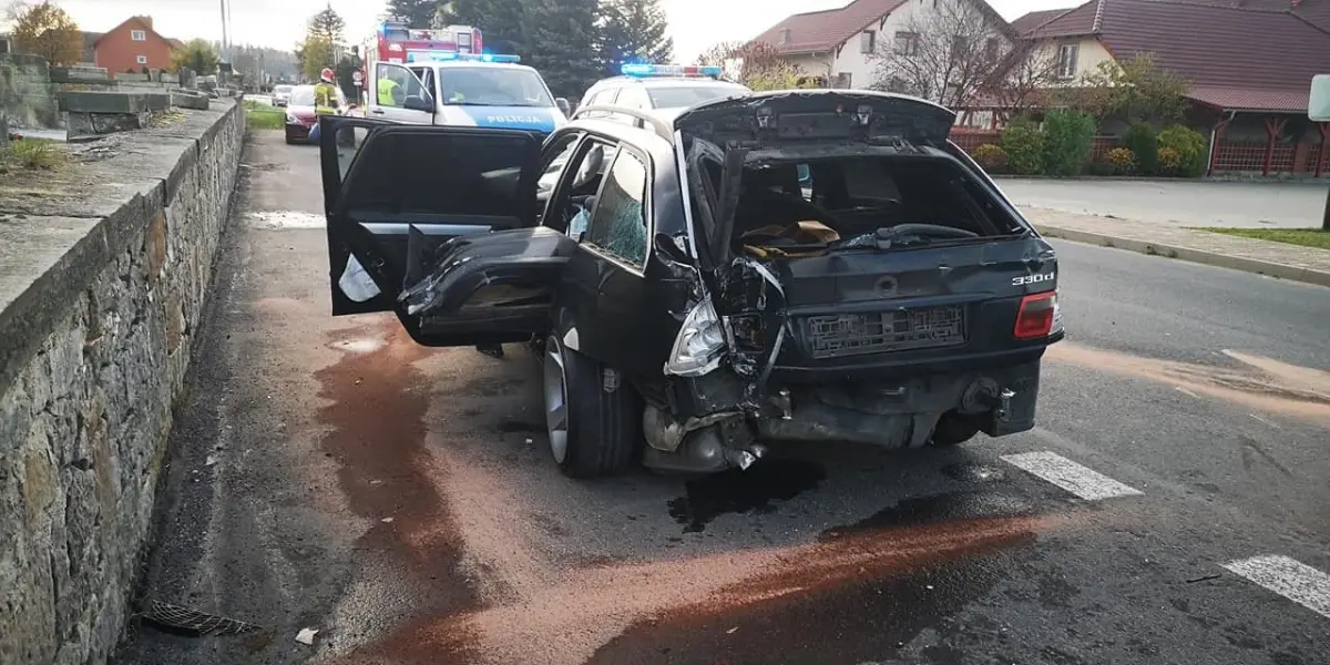 Zderzył się z ogrodzeniem i bramą cmentarza w Warcie Bolesławieckiej