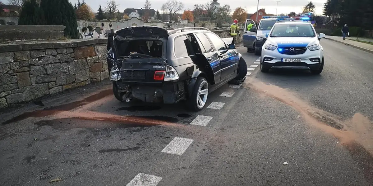 Zderzył się z ogrodzeniem i bramą cmentarza w Warcie Bolesławieckiej