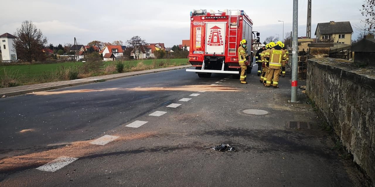 Zderzył się z ogrodzeniem i bramą cmentarza w Warcie Bolesławieckiej