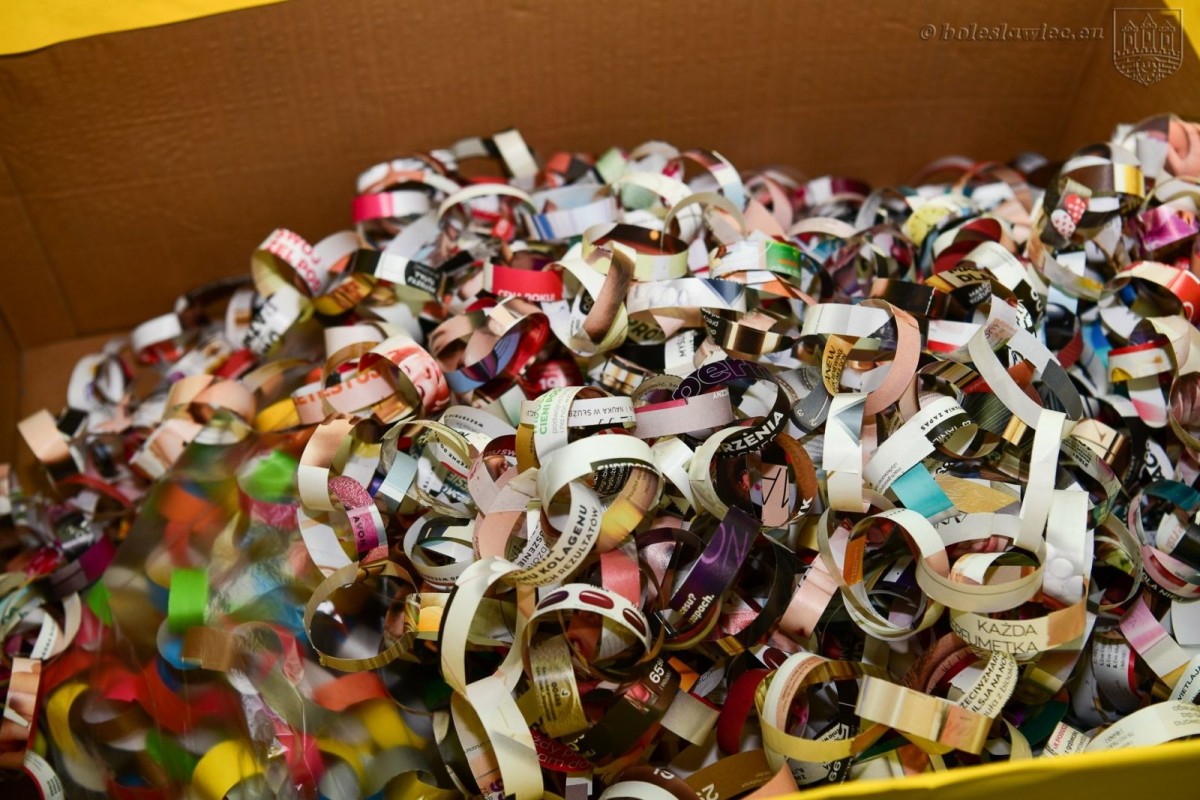 Przedszkolaki z MPP nr 4 w Bolesławcu wykonały łańcuch dobra