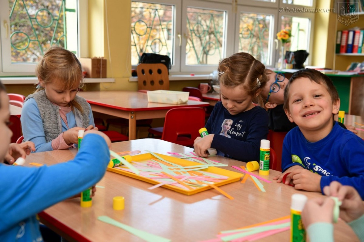 Przedszkolaki z MPP nr 4 w Bolesławcu wykonały łańcuch dobra