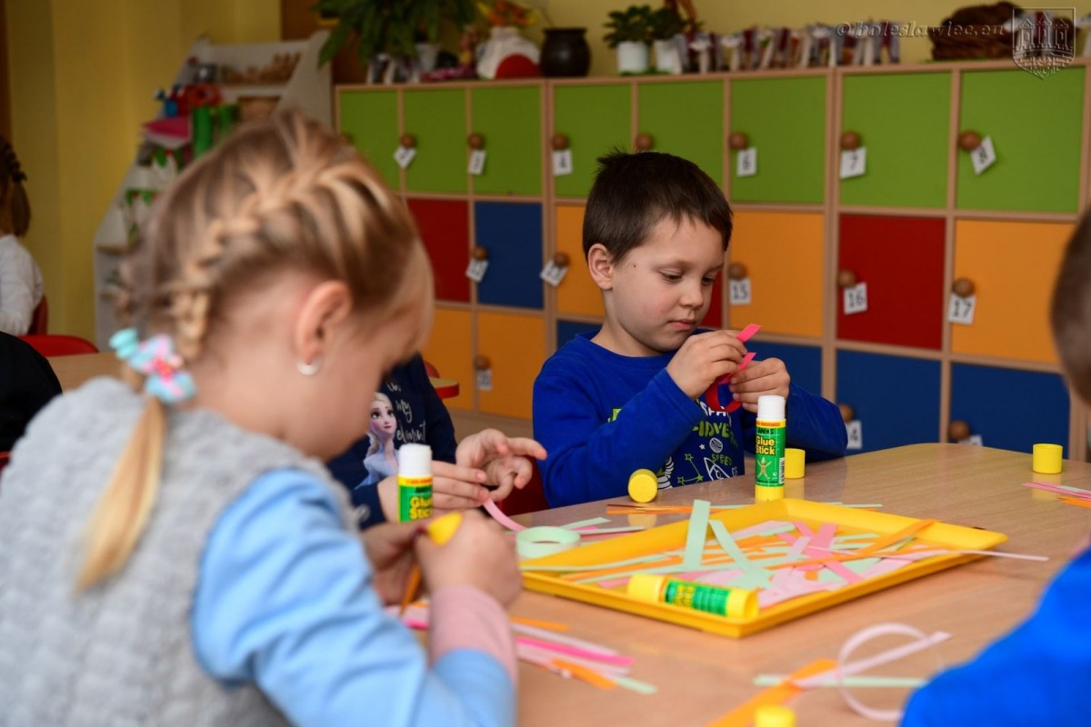 Przedszkolaki z MPP nr 4 w Bolesławcu wykonały łańcuch dobra