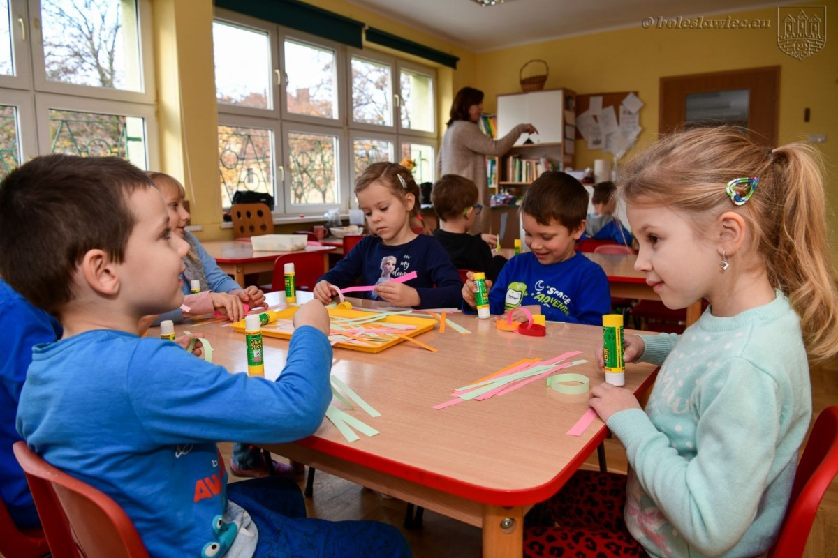 Przedszkolaki z MPP nr 4 w Bolesławcu wykonały łańcuch dobra