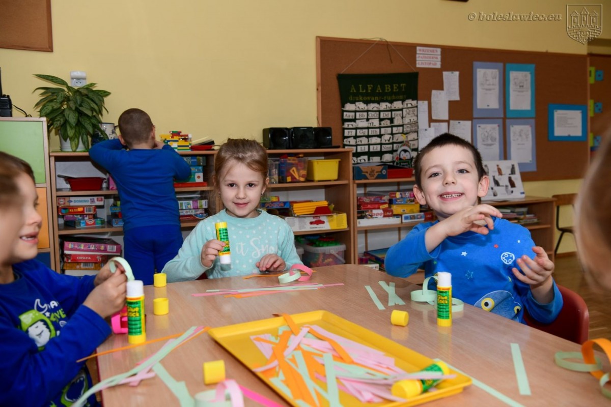 Przedszkolaki z MPP nr 4 w Bolesławcu wykonały łańcuch dobra