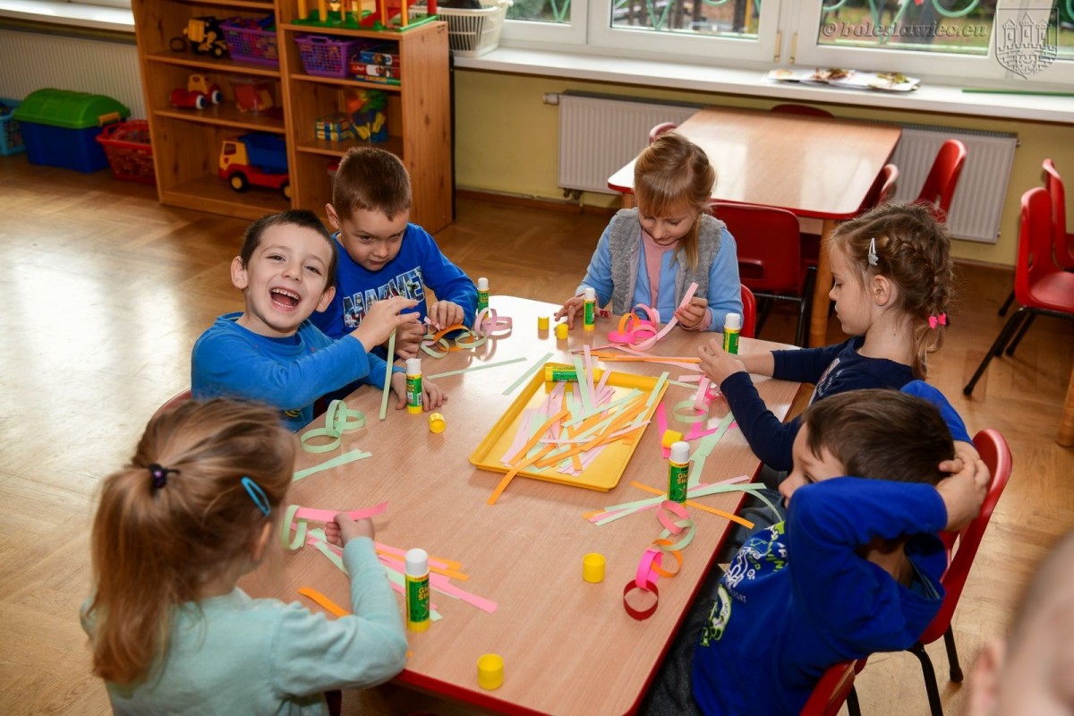 Przedszkolaki z MPP nr 4 w Bolesławcu wykonały łańcuch dobra