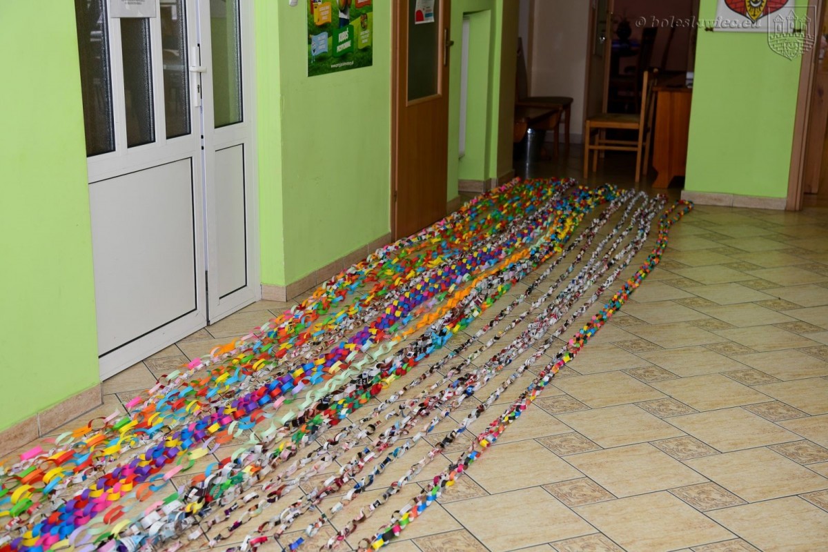 Przedszkolaki z MPP nr 4 w Bolesławcu wykonały łańcuch dobra