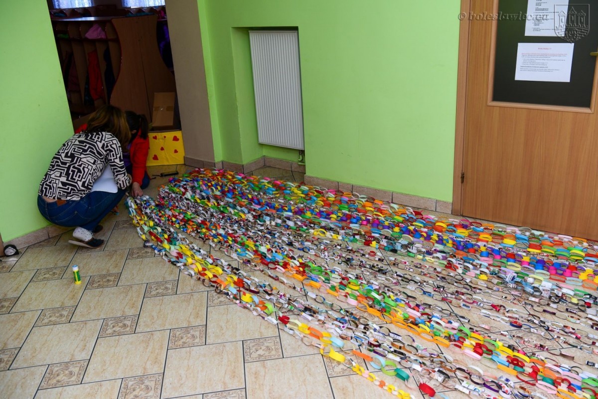 Przedszkolaki z MPP nr 4 w Bolesławcu wykonały łańcuch dobra