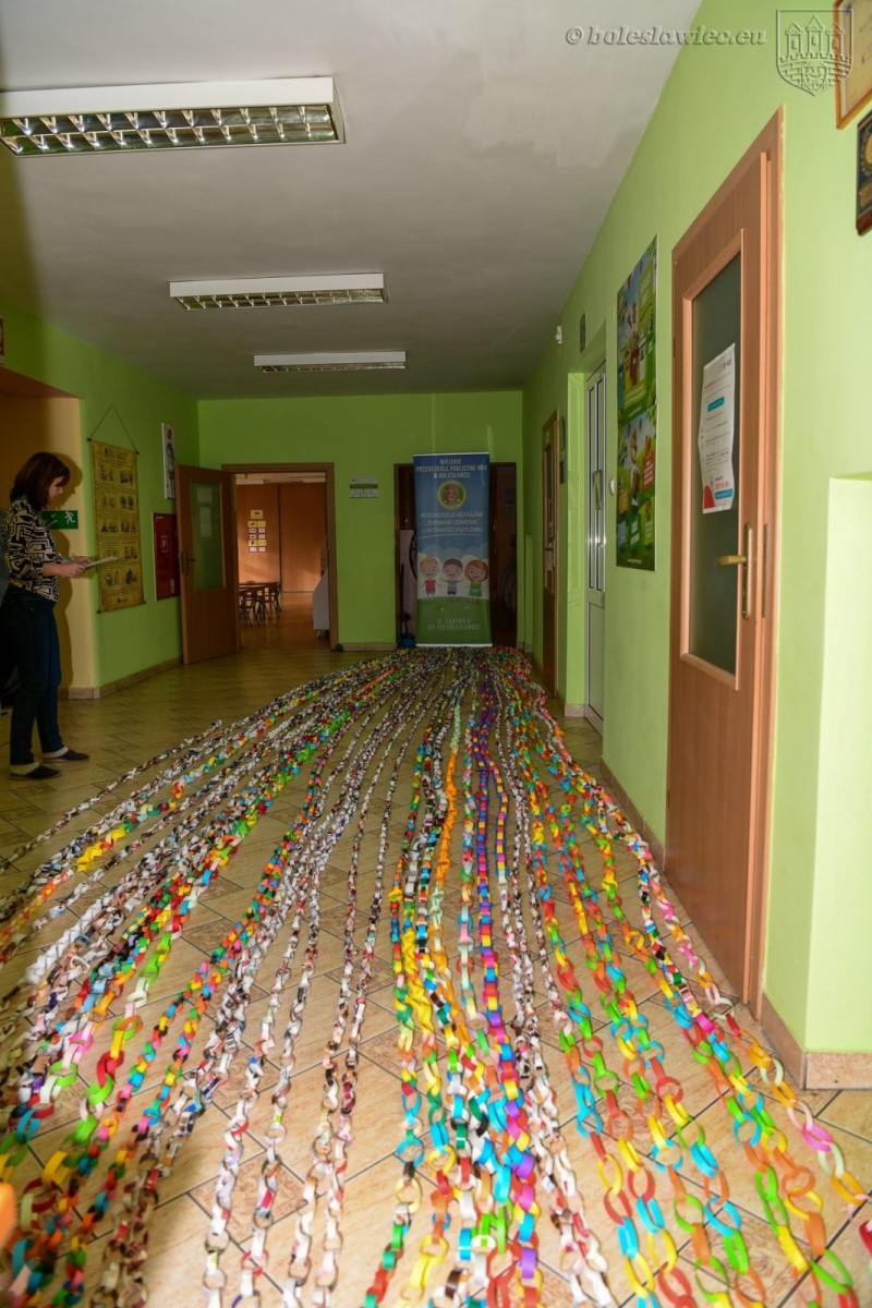 Przedszkolaki z MPP nr 4 w Bolesławcu wykonały łańcuch dobra
