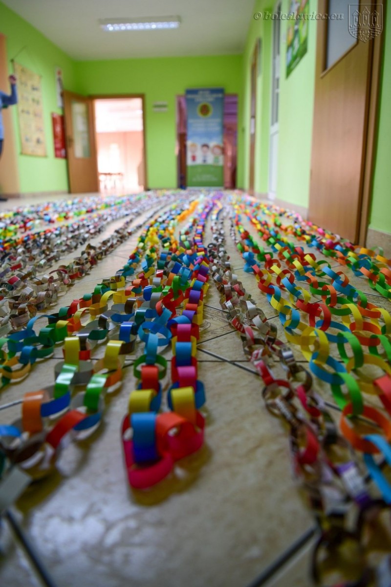 Przedszkolaki z MPP nr 4 w Bolesławcu wykonały łańcuch dobra