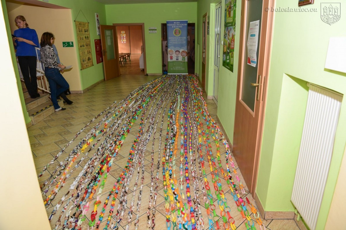 Przedszkolaki z MPP nr 4 w Bolesławcu wykonały łańcuch dobra