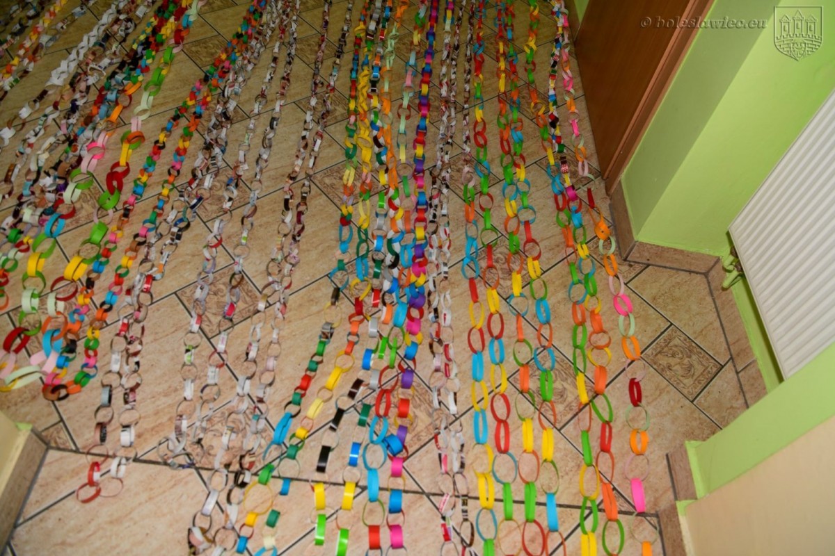 Przedszkolaki z MPP nr 4 w Bolesławcu wykonały łańcuch dobra