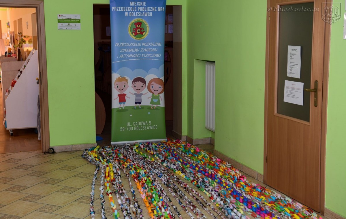Przedszkolaki z MPP nr 4 w Bolesławcu wykonały łańcuch dobra