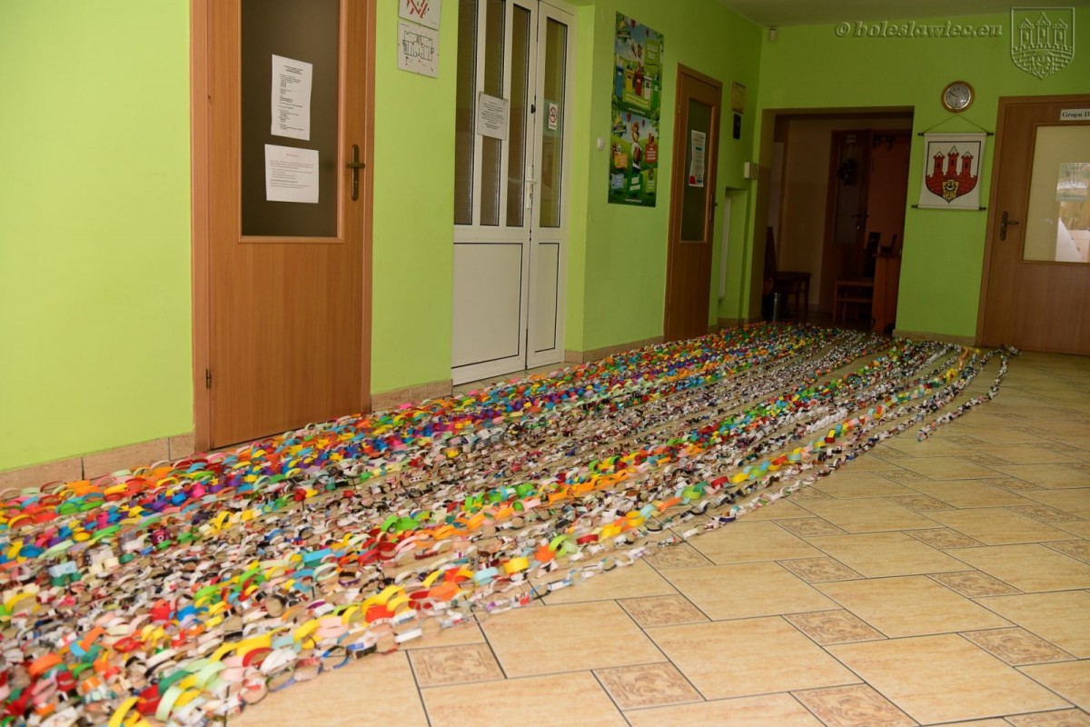 Przedszkolaki z MPP nr 4 w Bolesławcu wykonały łańcuch dobra