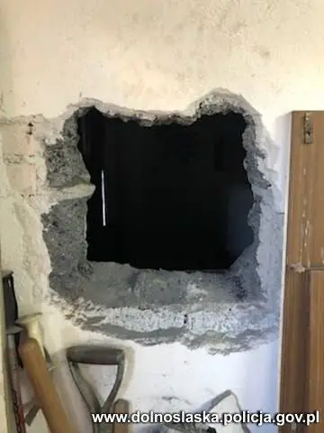 Łupy i dziura w ścianie