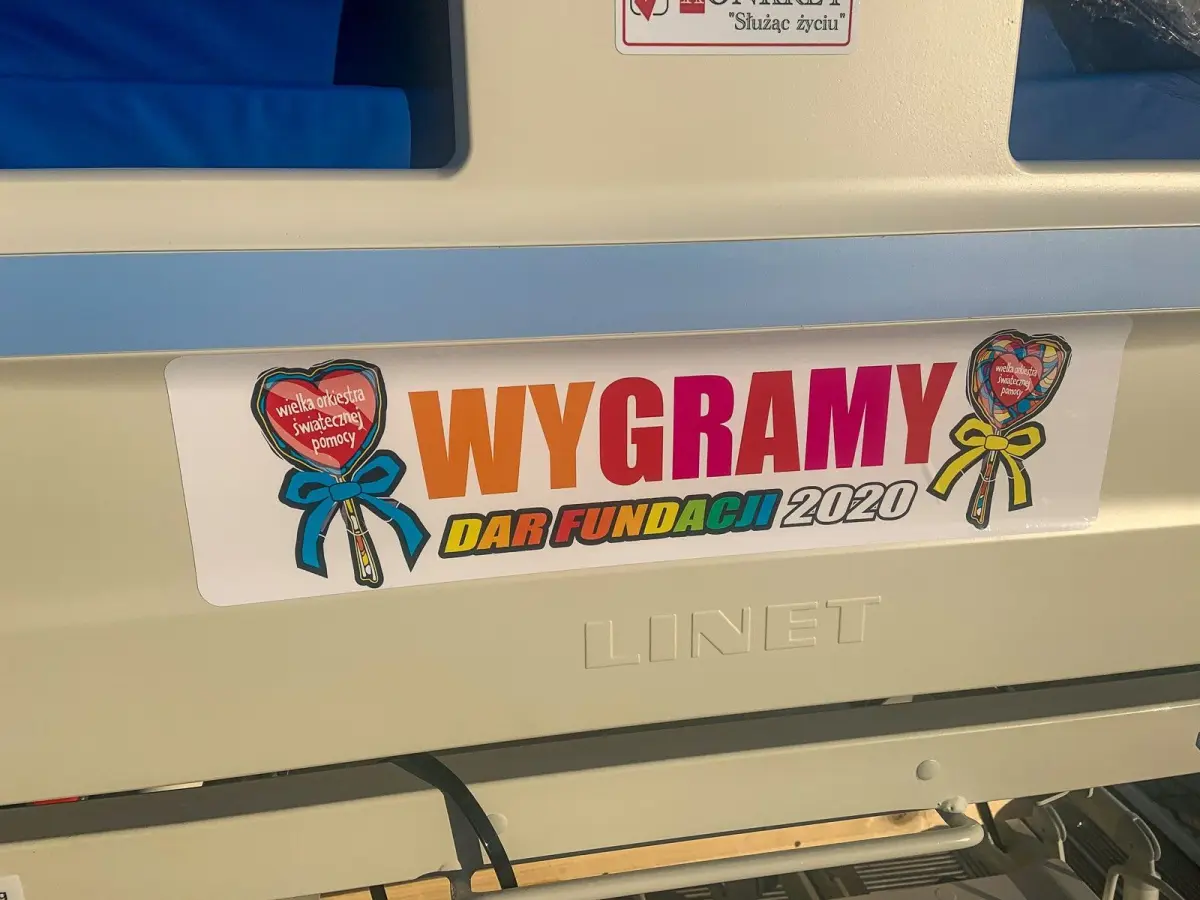 Łóżka WOŚP przed legnickim szpitalem