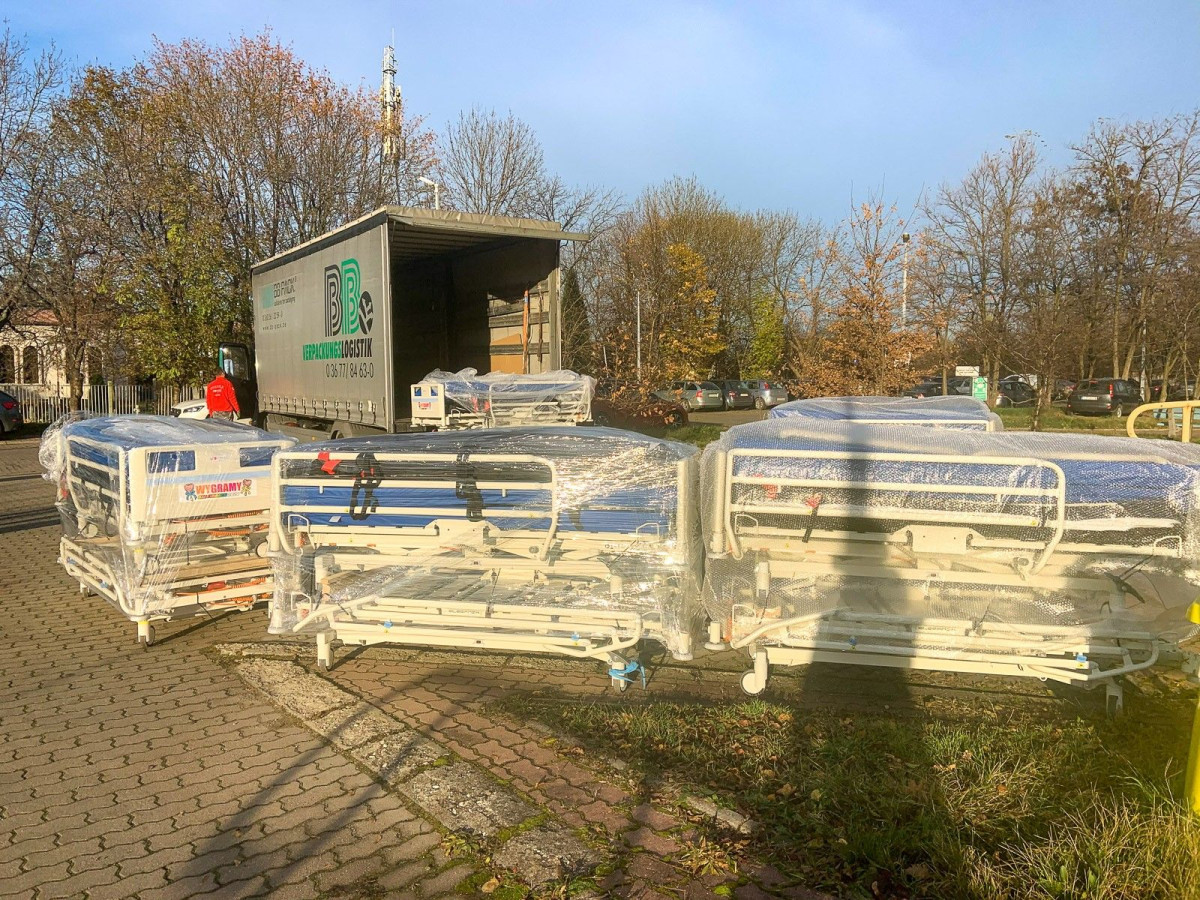 Łóżka WOŚP przed legnickim szpitalem