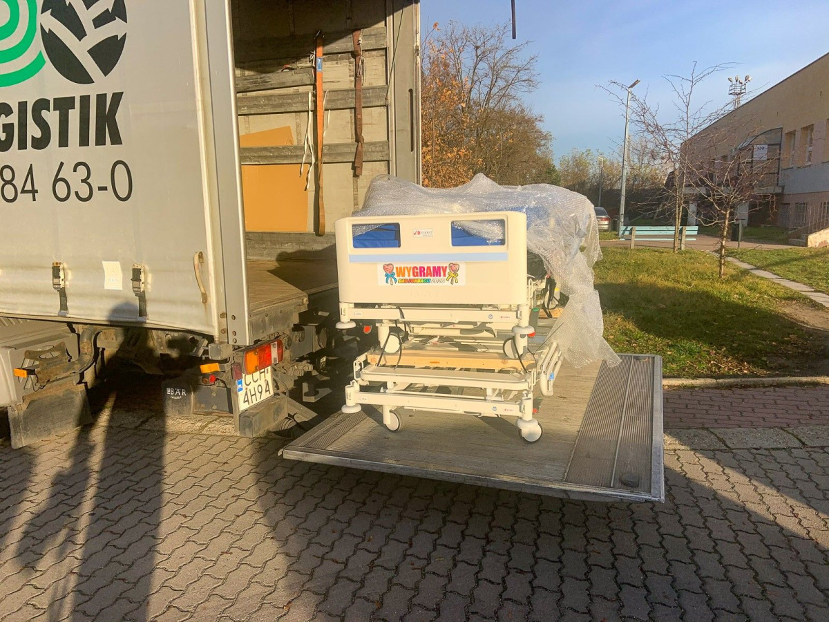 Łóżka WOŚP przed legnickim szpitalem