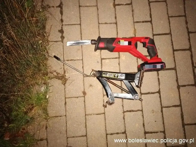 Разом із дівчиною крав каталізатори — їх затримали на гарячому
