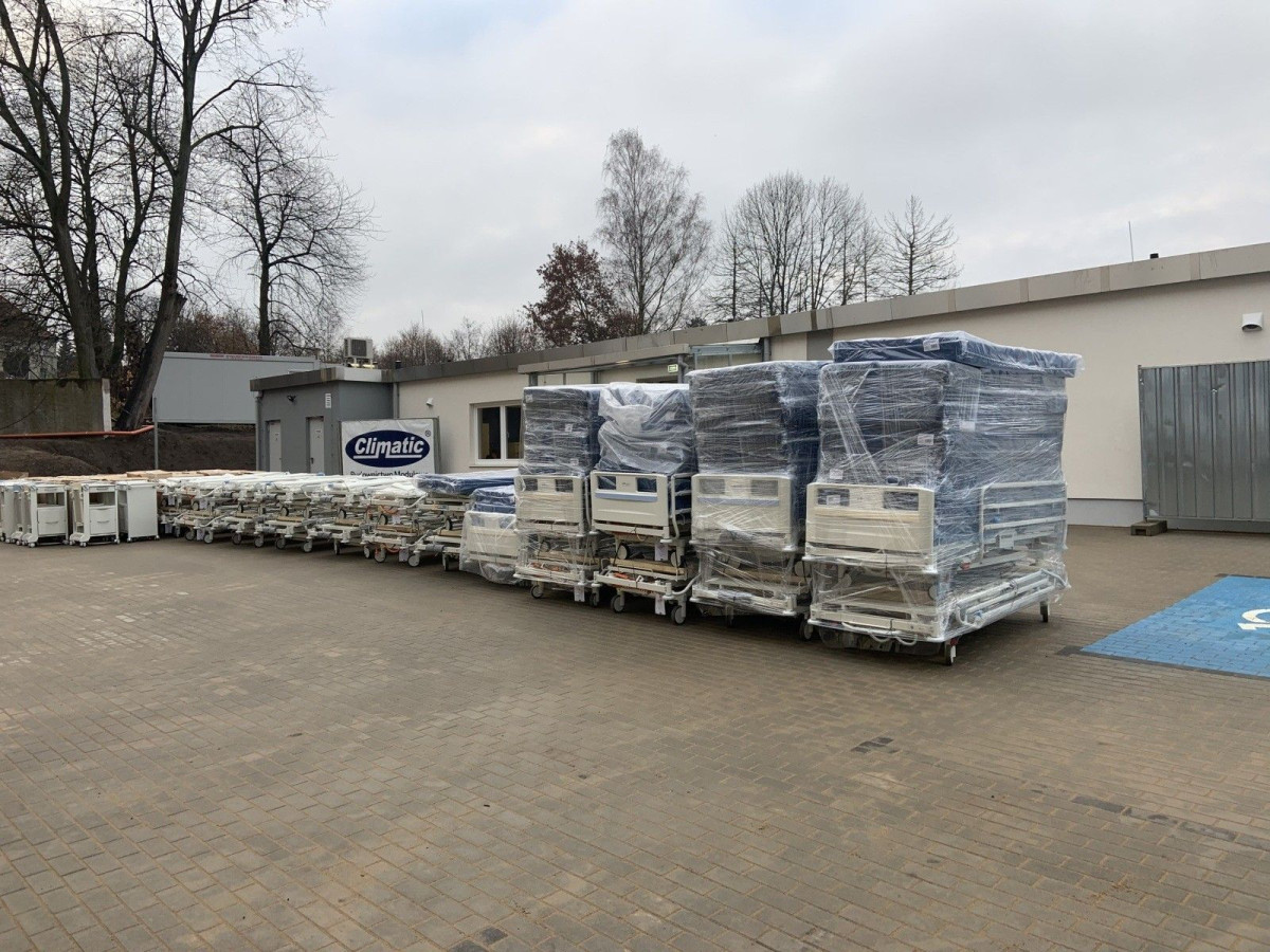 Sprzęt medyczny przy szpitalu modułowym w Bolesławcu