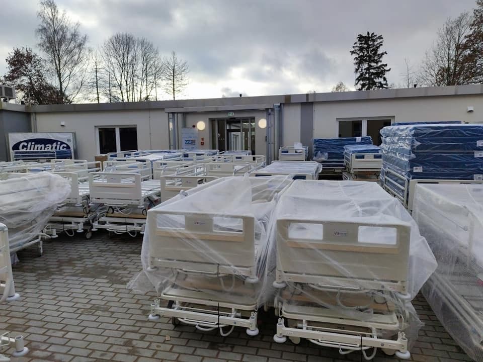 Szpital kontenerowy gotowy na przyjmowanie pacjentów zakażonych covidem