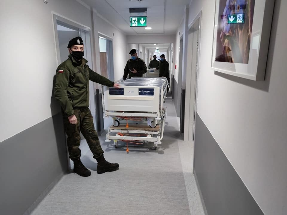 Szpital kontenerowy gotowy na przyjmowanie pacjentów zakażonych covidem