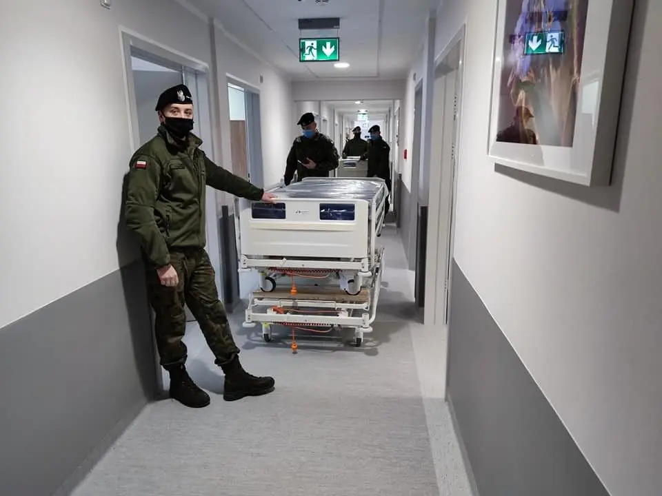 Szpital kontenerowy gotowy na przyjmowanie pacjentów zakażonych covidem