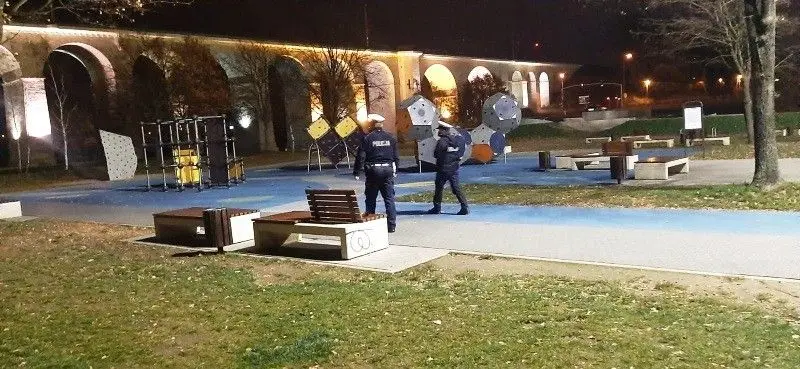 Policja kontroluje skatepark