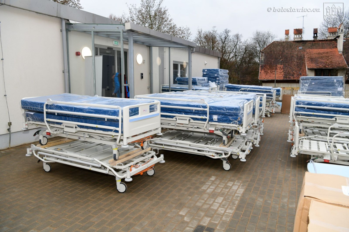 Szpital kontenerowy gotowy na przyjmowanie pacjentów zakażonych covidem