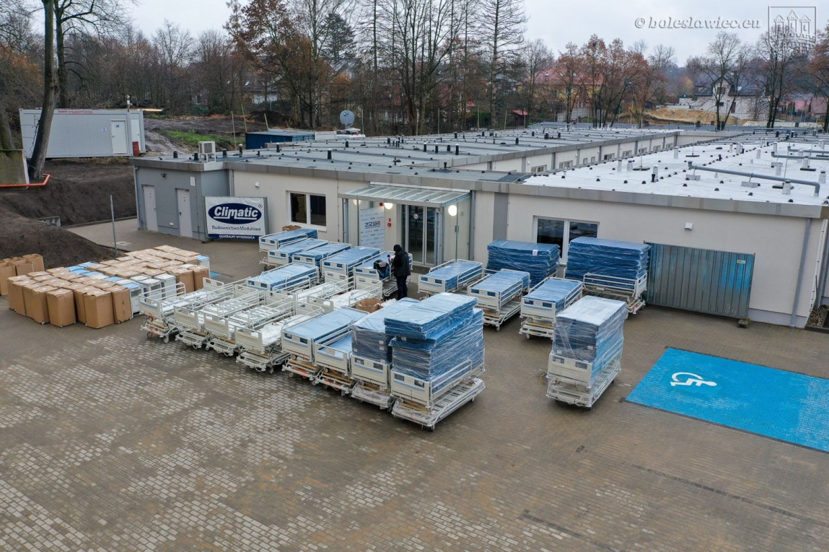 Szpital kontenerowy gotowy na przyjmowanie pacjentów zakażonych covidem