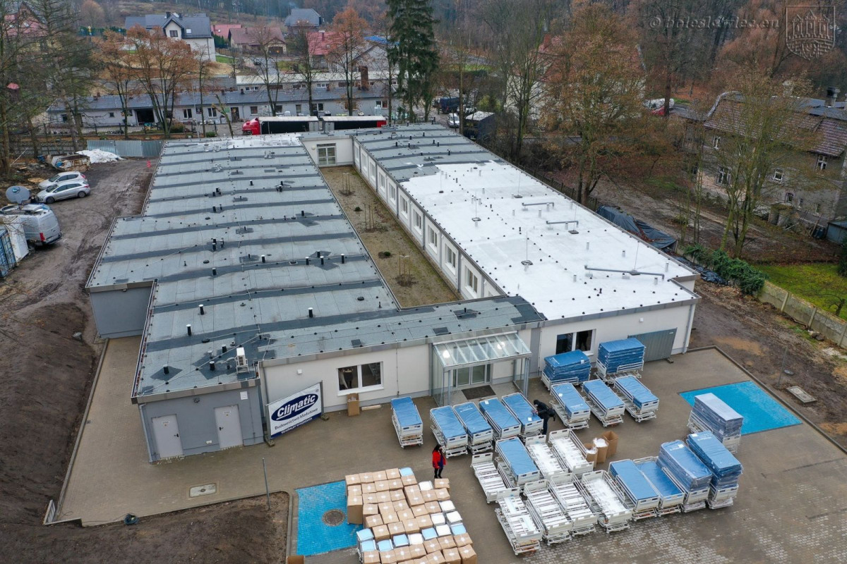 Szpital kontenerowy gotowy na przyjmowanie pacjentów zakażonych covidem