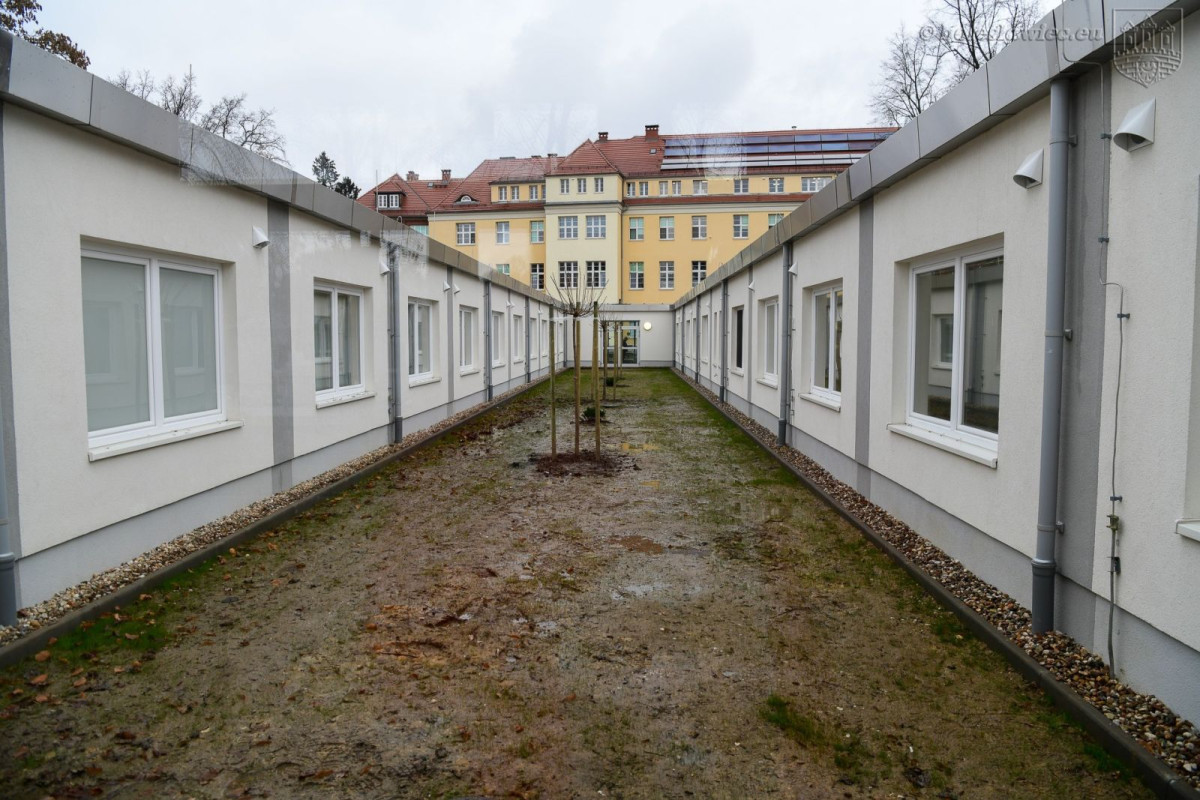 Szpital kontenerowy gotowy na przyjmowanie pacjentów zakażonych covidem
