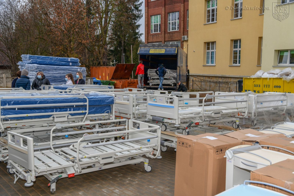 Szpital kontenerowy gotowy na przyjmowanie pacjentów zakażonych covidem