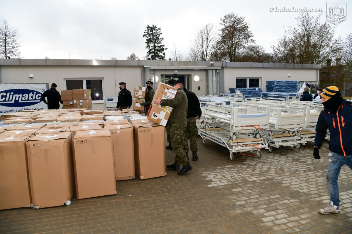 Szpital kontenerowy gotowy na przyjmowanie pacjentów zakażonych covidem