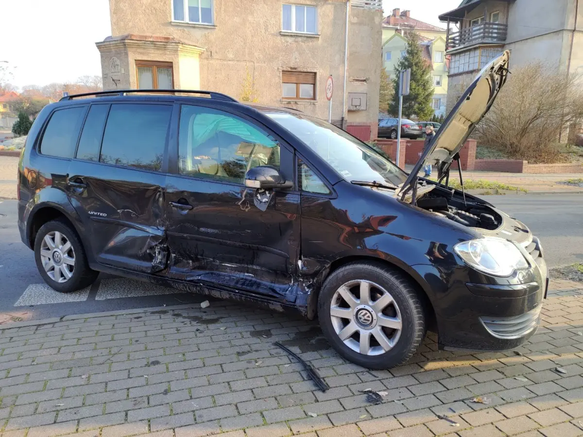 Kolizja na skrzyżowaniu ulicy Piastów i Spokojnej