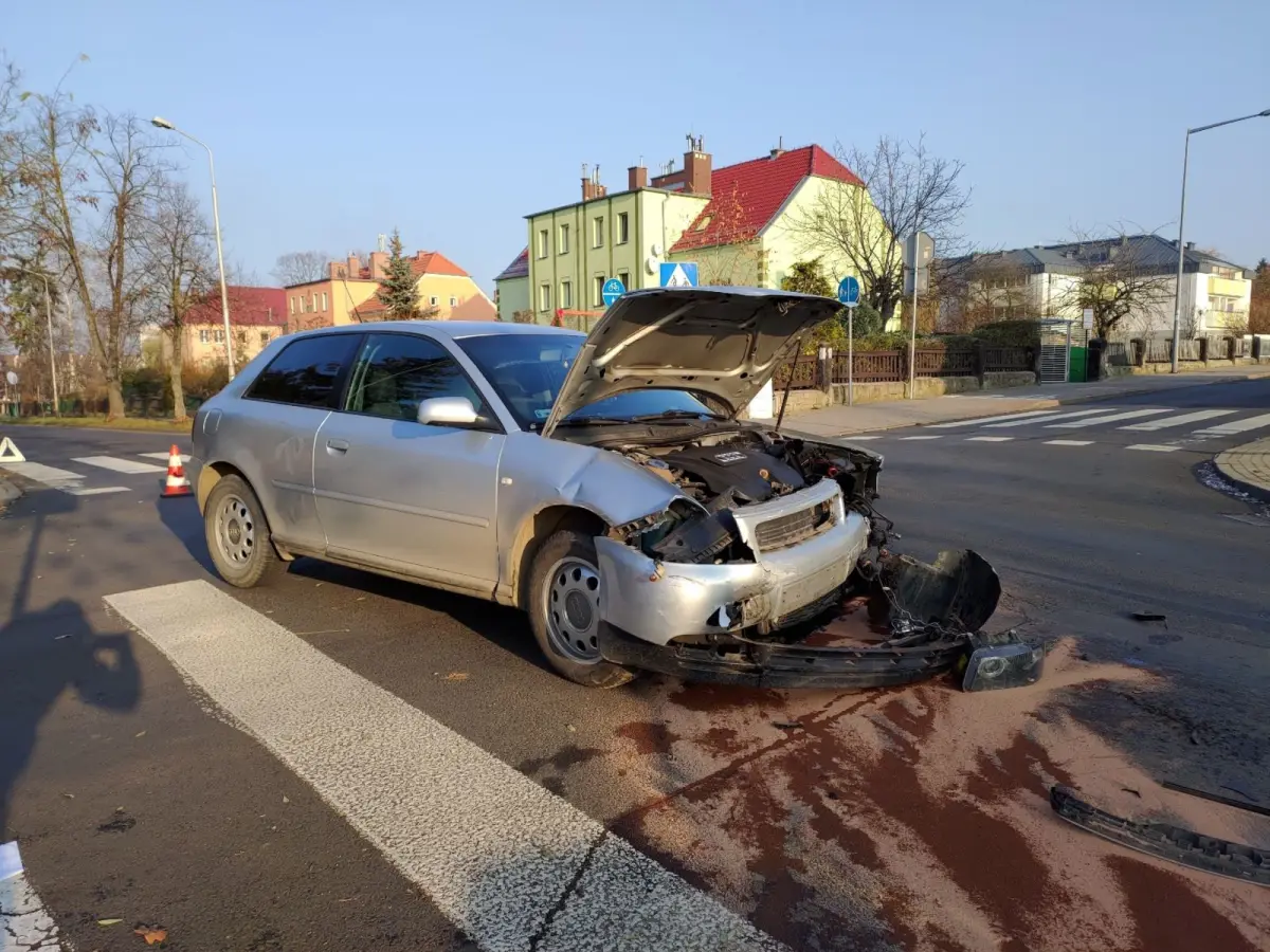 Kolizja na skrzyżowaniu ulicy Piastów i Spokojnej
