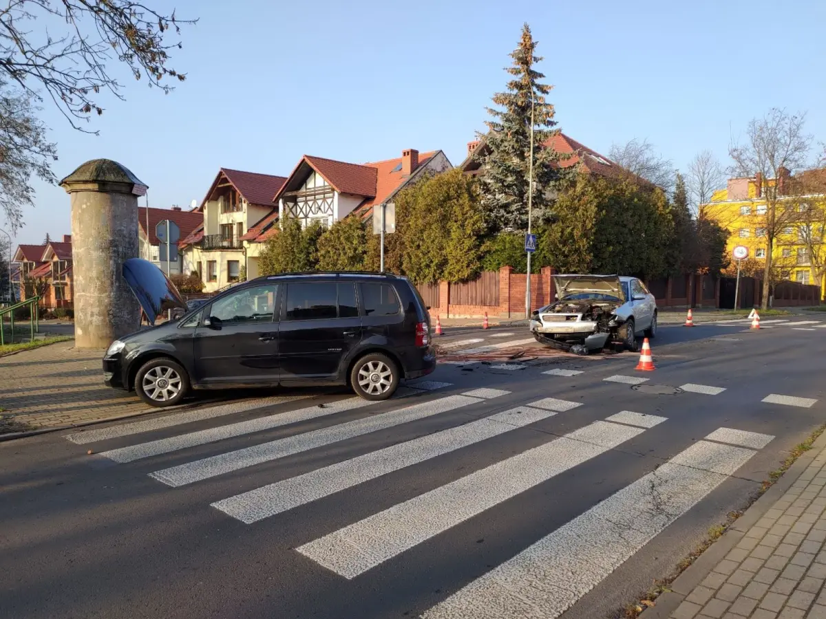 Kolizja na skrzyżowaniu ulicy Piastów i Spokojnej