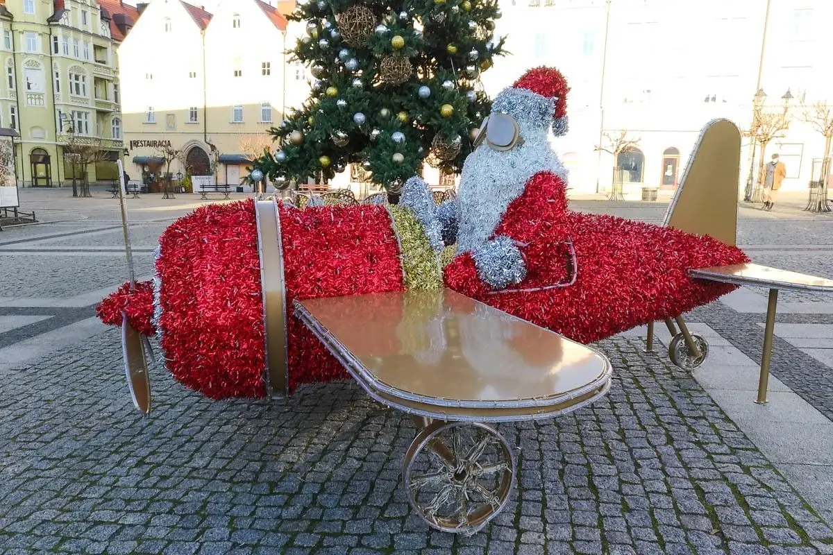 Mikołaj w samolocie na bolesławieckim rynku