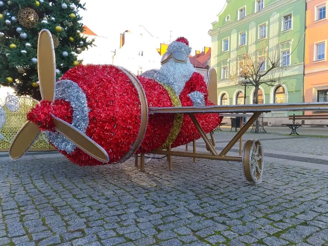 Mikołaj w samolocie na bolesławieckim rynku
