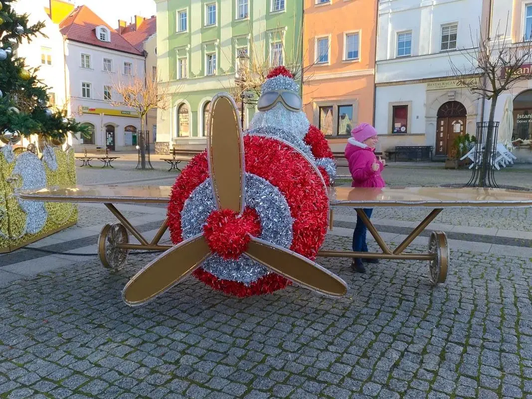 Mikołaj w samolocie na bolesławieckim rynku