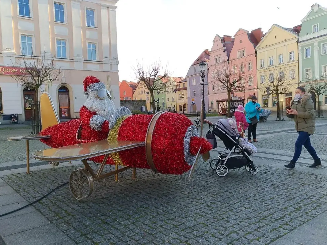 Mikołaj w samolocie na bolesławieckim rynku