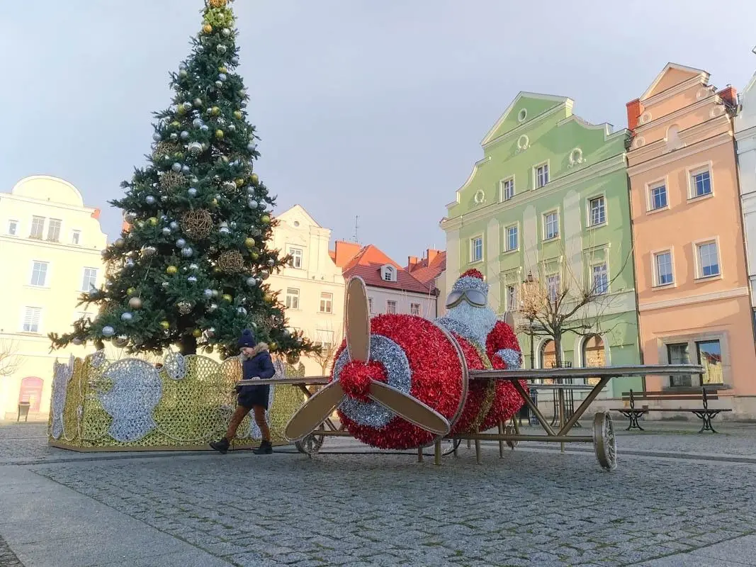 Mikołaj w samolocie na bolesławieckim rynku