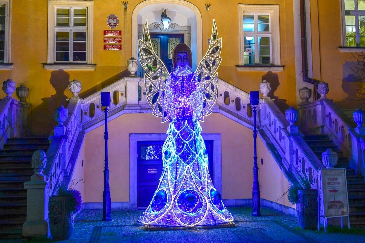 Świąteczne ozdoby na bolesławieckim rynku