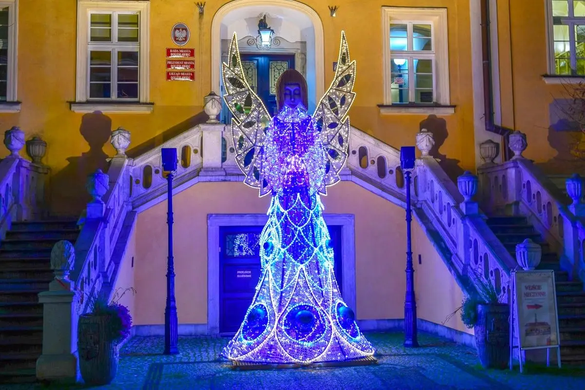 Świąteczne ozdoby na bolesławieckim rynku