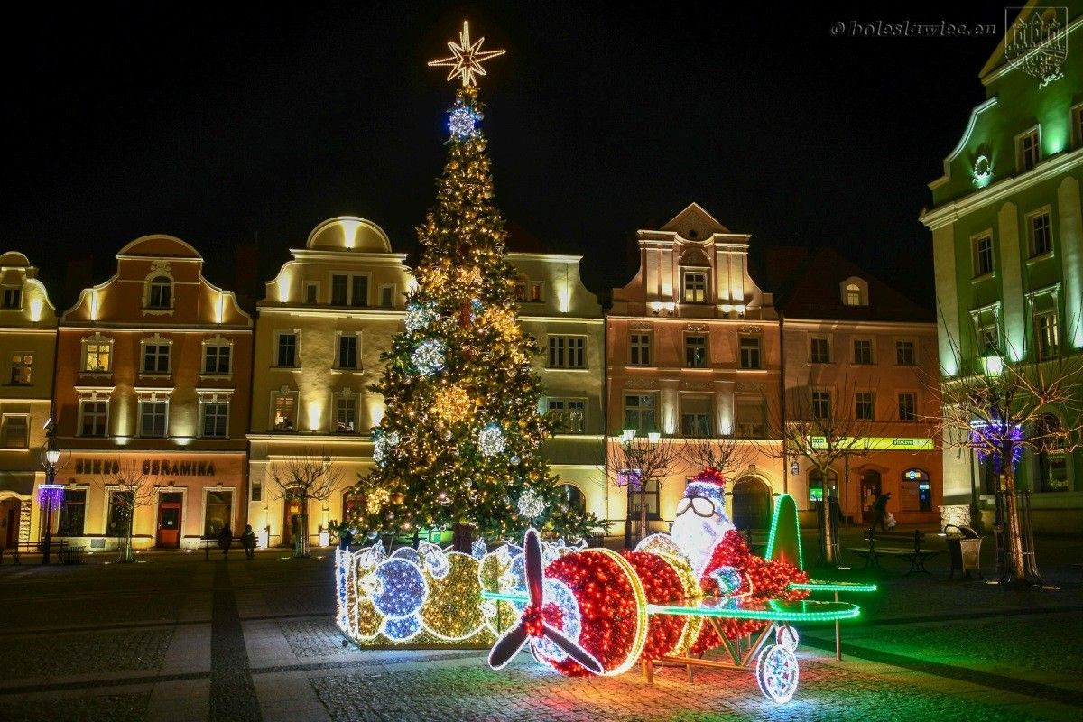 Świąteczne ozdoby na bolesławieckim rynku