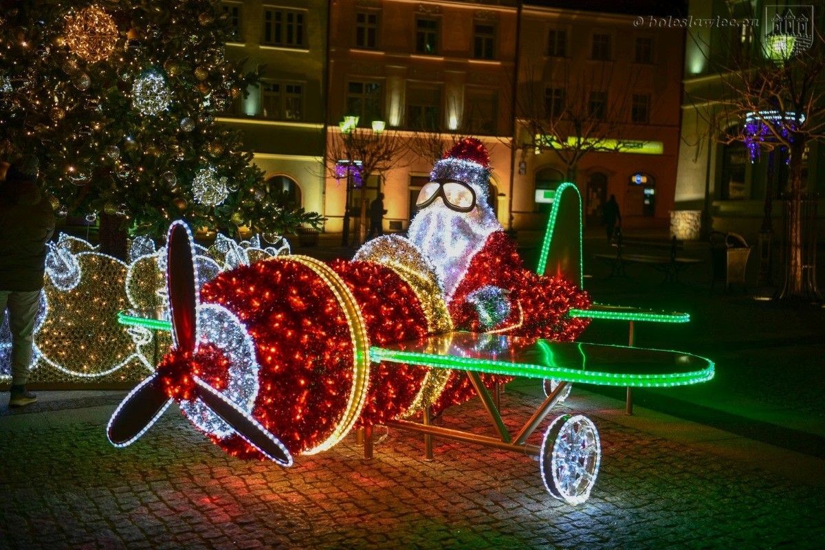 Świąteczne ozdoby na bolesławieckim rynku