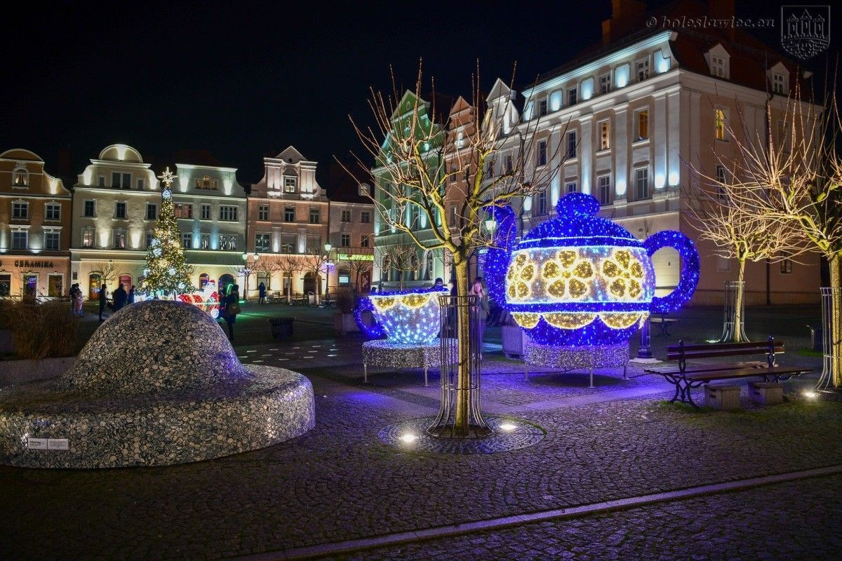Świąteczne ozdoby na bolesławieckim rynku